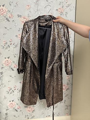 plas: Zebra/printer naxışlı, metalik parlaqlığa malik uzun trenç/stil — 1