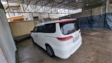 Honda: Белый минивэн Honda. Автомобиль оснащен тонированным лобовым стеклом с — 5