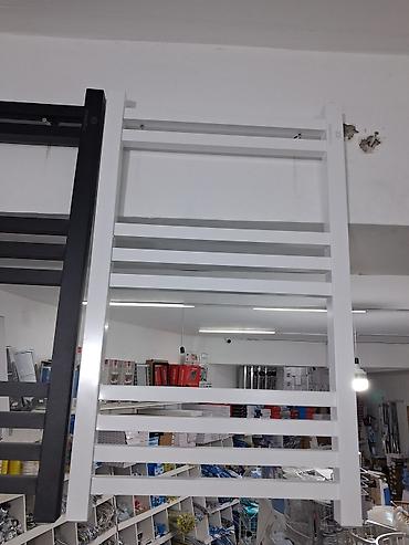 Ağ rəngli dəmir dəsmal radiatoru temiz almunum (hamam üçün). - Divara