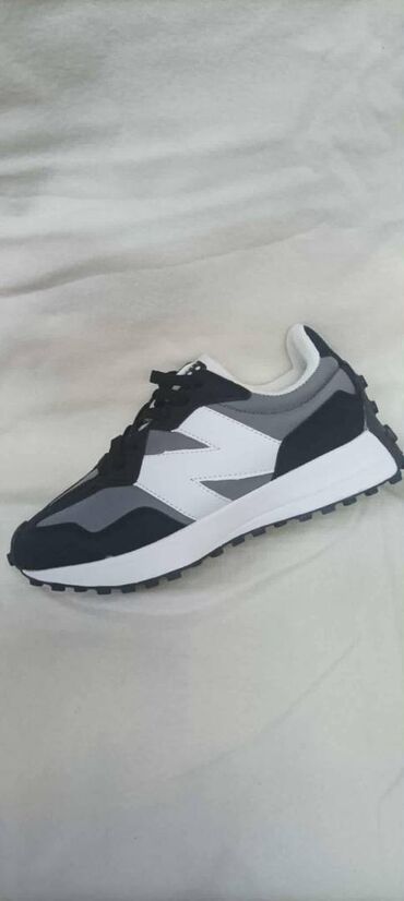 Women's Sneakers and athletic shoes: New Balance, 41 — 8