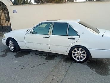 sernisin qazeli: Mercedes-Benz S-Sinif (W140) sedan, ağ rəng. - Geniş və rahat salon — 4