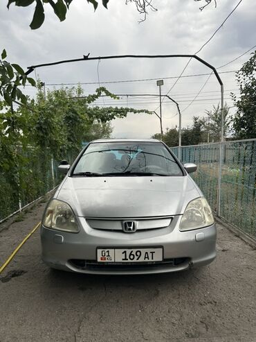 хундай гетс машина: Автомобиль Honda Civic серебристого цвета, представленный в кузове