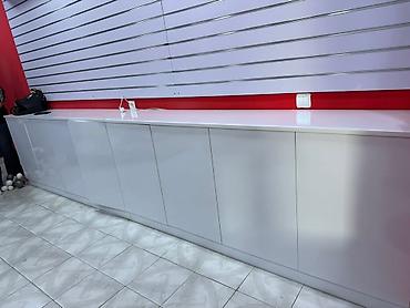 ev mebel: Ağ rəngdə mağaza/ofis mebel dəsti Tərkib: - Vitrin-komod: yuxarı — 7