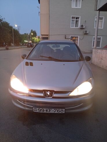 Peugeot: Peugeot 206, gümüş rəngli, sedana yaxın kuzovlu 5 qapılı hetçbek — 6