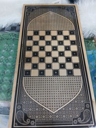 nerd taxta: Taxta nard oyunu dəsti, qapağında "Old Baku Maiden's Tower" təsviri