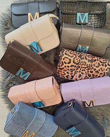 jaragar watch: Ženska crossbody torba sa metalnim slovom “M”zlatne boje. -Kompaktna — 5
