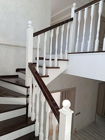 Деревянные лестницы: Деревянная лестница Для дома, Форма лестницы: Много-маршевая, Стиль: Классический — 31