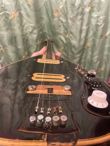 Qarmonlar: Elektron gitara, 5 sim, İşlənmiş