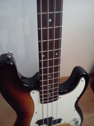 Muzički instrumenti: Chester precision special bass gitara Gitara je veoma