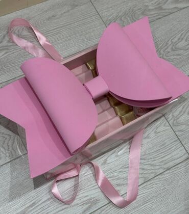 детские выпускные костюмы: Qutunu və içərisində olan şokoladları istəyə uygun