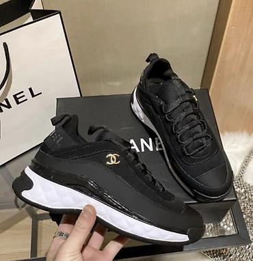 bona obuca: CHANEL SNEAKERS Crne modne patike sa debljim đonom i diskretnim — 1