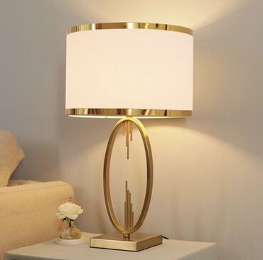 Освещение: Элегантный настольный светильник золотистый с белым абажуром 25х48 см