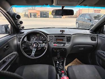 Kia: Kia Rio hatchback, qara rəng, 5 qapı. Texniki və salon: - Mexaniki — 8