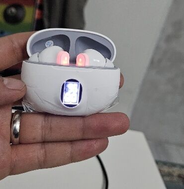 купить кейс airdots: Новые беспроводные наушники в белом футляре с цифровым дисплеем уровня