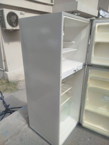 Mikrodalğalı sobalar: 2 qapılı Toshiba Soyuducu Satılır, rəng - Bej, Təkərli