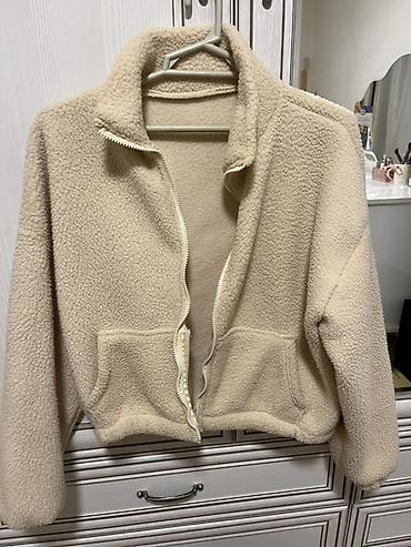 tuklu papaq: Bej rəngli teddy dəst – fermuarlı kürk jaket və uyğun bucket papaq - — 2