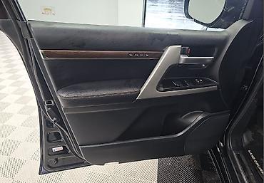 Toyota: Toyota Land Cruiser: 2020 г., 5.7 л, Автомат, Бензин, Внедорожник — 7