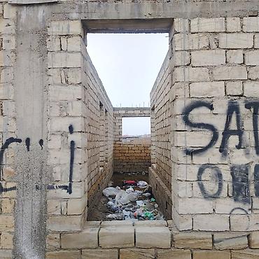 mingecevir evler: Satılır: yarımçıq tikili (daşdan hörülmüş, bir mərtəbəli fundament və — 5