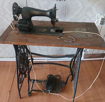 İncəsənət və kolleksiyalar: Köhnə tipli pedallı tikiş maşını və taxta stolu - Klassik mexaniki — 1
