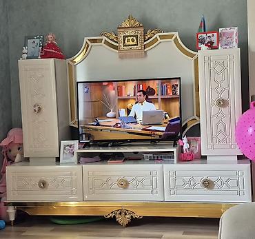 stend qiymeti: TV stendi və vitrinli dəst - Klassik üslubda, krem-ağ rəngdə — 1