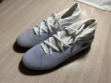 купить спортивную резину для тренировок: Бутсы Adidas Nemeziz 19.3 TF, белого цвета с синими полосками и чёрной