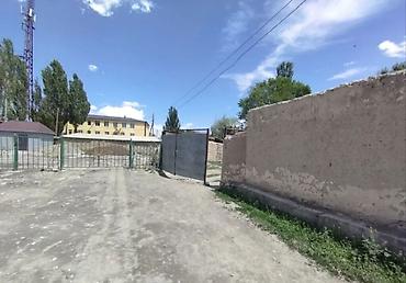 праек дома: Продаётся участок с домом в районном центре Ат-Башы. На участке — 3