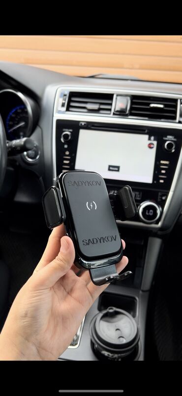 зарядник для акумулятора: Держатель смартфона для автомобиля •Встроенный беспроводной зарядник