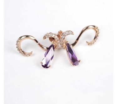 серьги черепашки: Серьги бижутерия форма "S"с кристалом фиолетового цвета и стразами