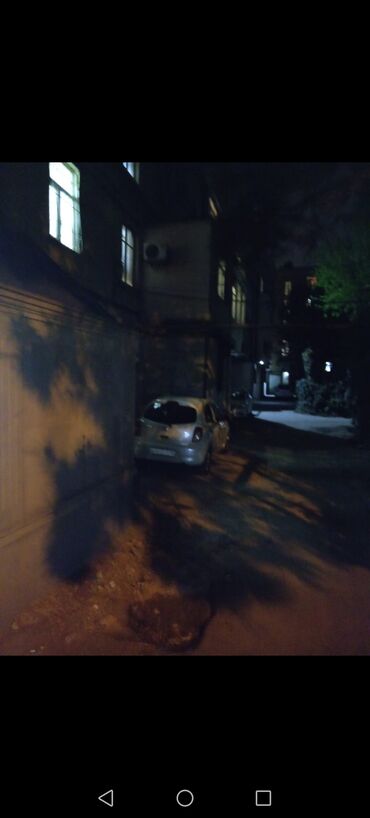 lənkəranda restoranlar: Nəsimi rayonu icra hakimiyyətinin yaxinliginda yol kənarında binanın