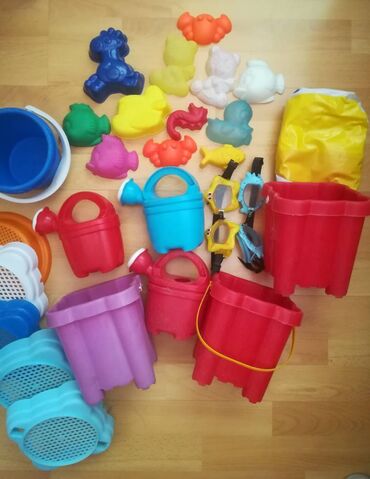 avatar igračke: Igračke plastične, 20 kom sve za 1000 din. 12 figurica, 3 kantice, 4