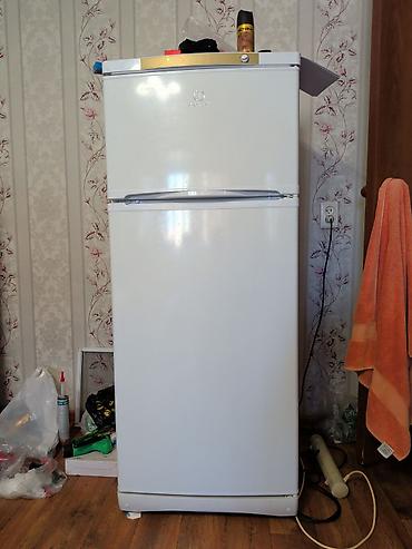 Холодильник Indesit, классический белый, двухкамерный с верхней
