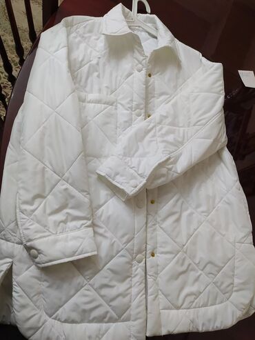 Демисезонные куртки: Продаю шикарную белоснежную курточку, производство Италия,размер — 19