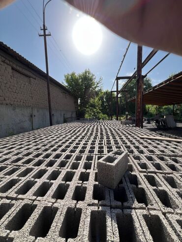Пескоблок: Пескоблок Гладкий, Заборный, Самовывоз, Платная доставка at lalafo.kg Пескоблок: Пескоблок Гладкий, Заборный, Самовывоз, Платная доставка