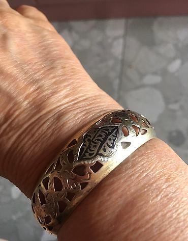 Серебряные браслеты: Серебряный браслет с позолотой с ажурным орнаментом. В центре браслета — 14