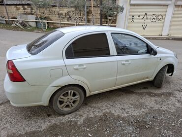 Ravon: Ağ rəngli 4 qapılı sedan. Xüsusiyyətlər: - Yanacaq növü: benzin - — 2