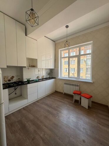 срочно продаётся 1 комнатная квартира в районе ошского рынка по улице кенсуйская: 2 бөлмө, 59 кв. м, Элитка, 6 кабат, Евроремонт