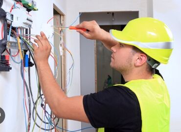 Elektrik işləri: Peşəkar elektrik ustaları tərəfindən elektrik xidmətləri göstərilir