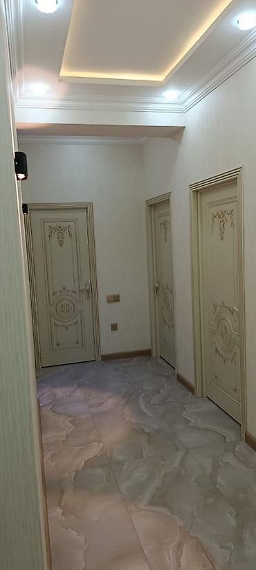 Otaqların satışı: Təsvir: - Klassik üslubda interyer: zərif naxışlı qapılar, dekorativ — 2