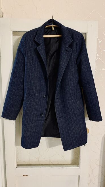 мужские пальто: Модное мужское пальто. Есть утепленная жилетка, которую при