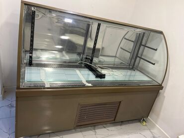 kiçik ölçülü soyuducular: Bu ticarət vitrin soyuducusu qəhvəyi rəngdədir və şüşə yan panellərə