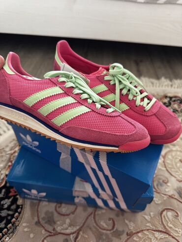 обувь для фитнеса: Кроссовки adidas Originals - Модель в ретро-стиле с низким профилем -
