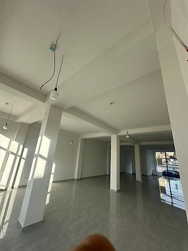 əmlak: Kommersiya obyektinin icarəsi/satışı üçün geniş və işıqlı məkan. - — 3