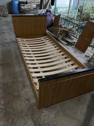 мебель из дерева: Односпальная Кровать, Б/у
