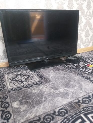 переносной телевизор: Телевизор TCL в черном цвете. Оснащен широкоформатным экраном, который