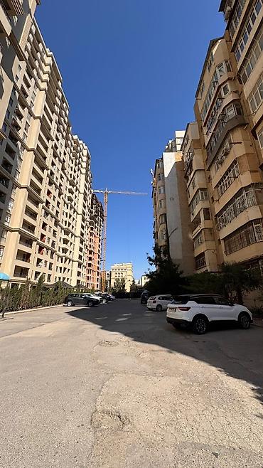 8 mikrorayon: Kiraye ev_tibb unversetine yaxin 9/7 mertebesinde 4 otaqli ev 900 azn — 8