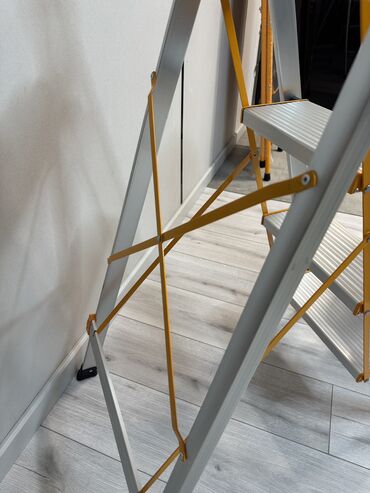 Складные стремянки-лестницы: Складная стремянка-лестница, Материал: Металл, Новый, Для дома, Высота: До 2 м — 8