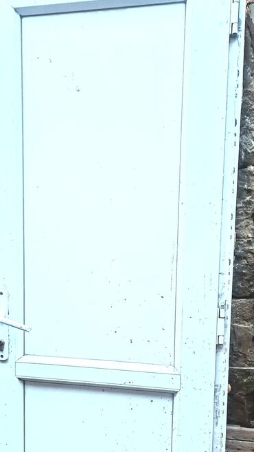 şifer işlənmiş: Ağ rəngli metal qapı - Material: möhkəm metal konstruksiya - Rəng: ağ