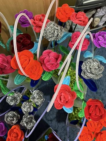 Цветы из синельной проволоки: Яркие декоративные букеты из мягких плюшевых «проволочных» цветов. - — 7