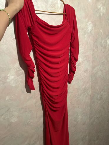 красное платье: Вечернее платье, Длинная модель, С рукавами