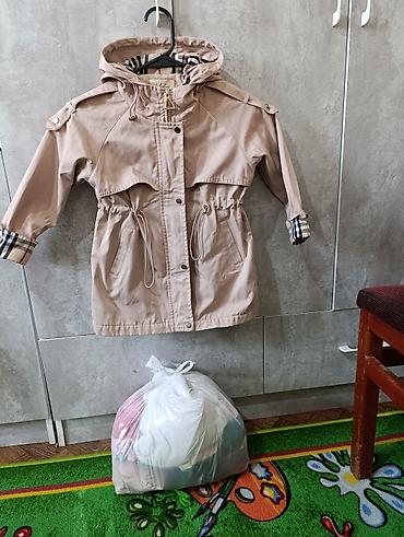 Детская парка/ветровка с капюшоном, бежевого цвета. на 5-6 лет цена at lalafo.kg Детская парка/ветровка с капюшоном, бежевого цвета. на 5-6 лет цена
